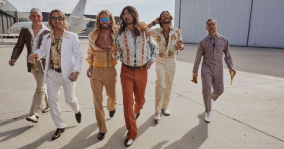 Foo Fighters: il video della cover di ‘You Should Be Dancing’ dei Bee Gees