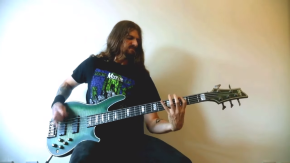 Cradle Of Filth: guarda l’official bass playthrough di ‘Crawling King Chaos’