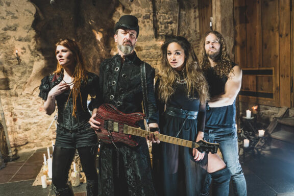 The Dark Side Of The Moon: primo singolo in assoluto per la nuova band di Melissa Bonny