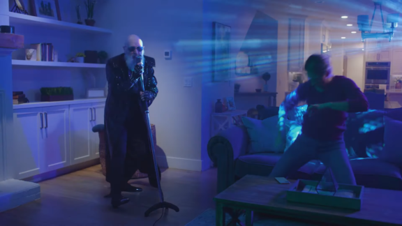 Judas Priest: Rob Halford in una serie di pubblicità di una compagnia di assicurazioni (video)