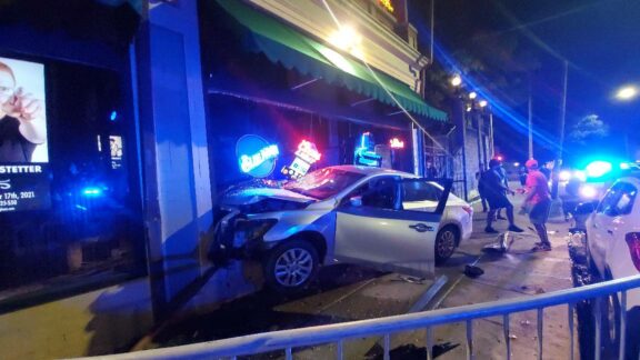 USA: viene cacciato dal concerto, schianta la macchina sulla facciata del locale