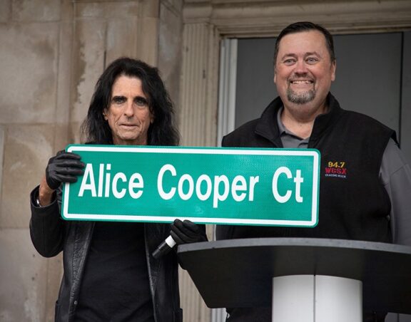 Alice Cooper: una via a suo nome in Michigan, foto e video dell’evento