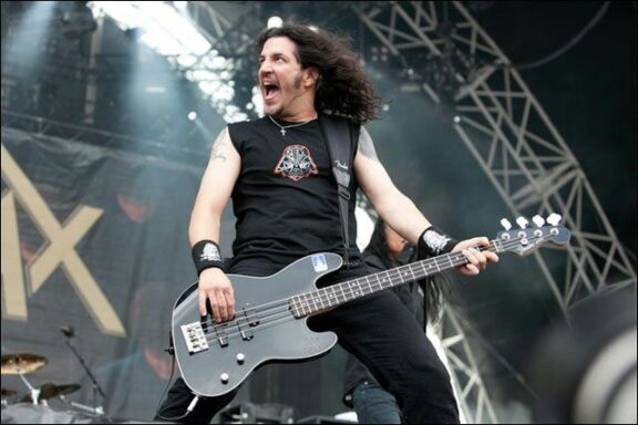 Anthrax: Frank Bello esegue ‘The Number of the Beast’ degli Iron Maiden con il Steve Harris Fender Precision bass