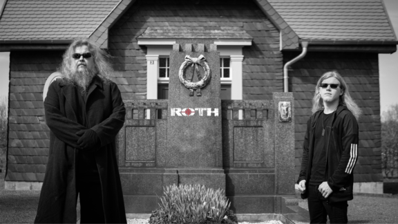 Roth: dal debut-album “Nachtgebete” il singolo ‘Ein Loch Ist Ein Loch’, video