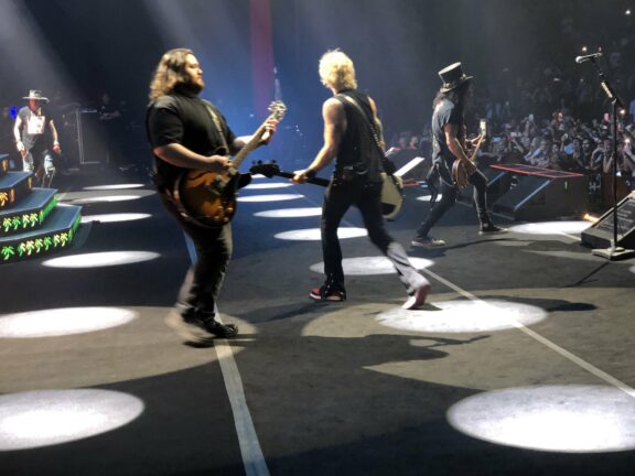 Guns N’ Roses: Wolfgang Van Halen sul palco con la band per ‘Paradise City’