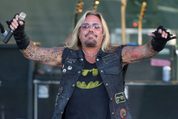 Mötley Crüe: Vince Neil cade rovinosamente dal palco e riporta una frattura alle costole