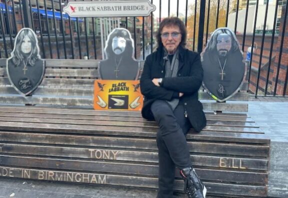 Black Sabbath: Tony Iommi incontra il fossile con il suo nome, “I miei amici hanno un po’ abusato della cosa continuando a chiamare me, vecchio fossile”