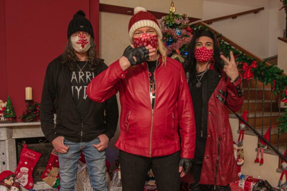 Parris Hyde: guarda la doppia versione del nuovo singolo ‘Santa Wears No Mask’