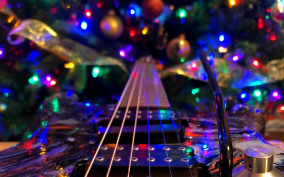 Ibanez Guitars: la versione acustica di ‘Jingle Bells’, per la serie di video Ibanez Tablab