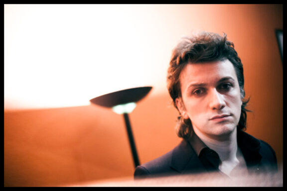 Lester Greenowski: il video di ‘They Live’, omaggio a John Carpenter