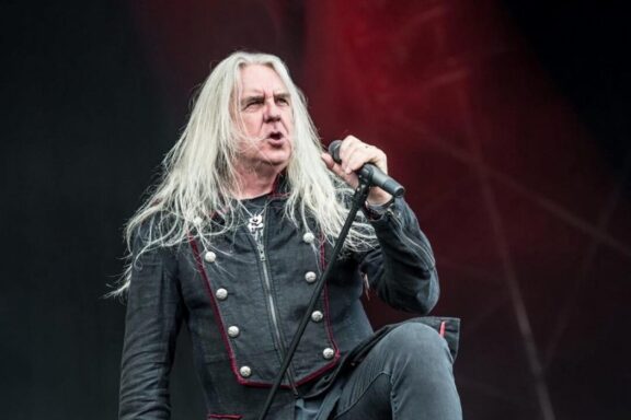Saxon: Biff Byford, “L’idea dei Judas Priest di suonare con una chitarra? Forse avevano bevuto”
