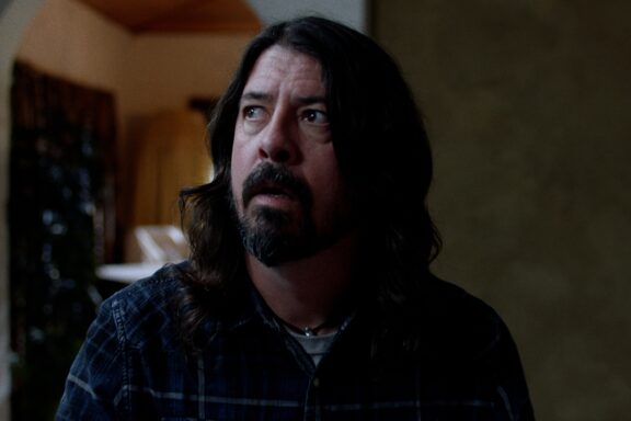 Foo Fighters: Dave Grohl dice di aver registrato un intero album Metal; guarda il lyric video di ‘March Of The Insane’