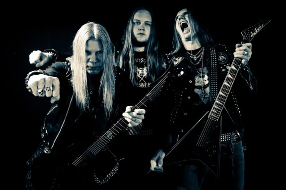 In Aphelion: tornano sulle tombe di Quorthon e L.G. Petrov nel nuovo video ‘Requiem’