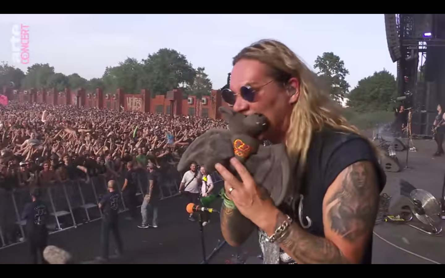 Steel Panther dedicano a Ozzy Osbourne dal vivo 'Crazy Train' e