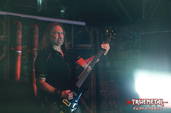 Judas Priest: Ian Hill, “Suonare con K.K. Downing potrebbe accendere la miccia di qualcosa”