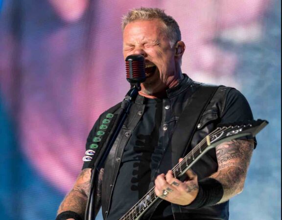 Metallica: James Hetfield visita due soldati ucraini ricoverati in ospedale