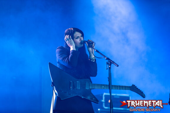 A.A. Williams: cancellata la data di Milano