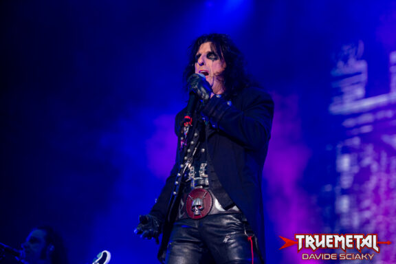 Alice Cooper: annunciata l’uscita della sua autobiografia definitiva: “Devil on My Shoulder”