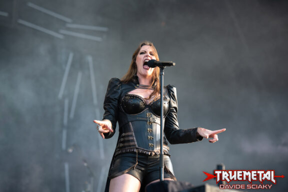 Nightwish: Floor Jansen lancia la serie “Floor Finds”