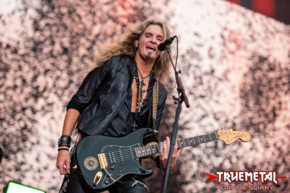Joel Hoekstra: “Il prossimo concerto dei membri dei Whitesnake in Serbia sarà ‘uno spettacolo singolo e niente di più'”