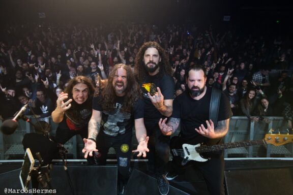 Kisser Clan: guarda Andrea Kisser e suo figlio mentre eseguono la cover dei Metallica di ‘The Call of Ktulu’