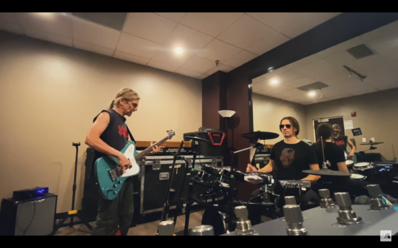 Megadeth: Kiko Loureiro si diverte alla batteria accompagnato da James LoMenzo