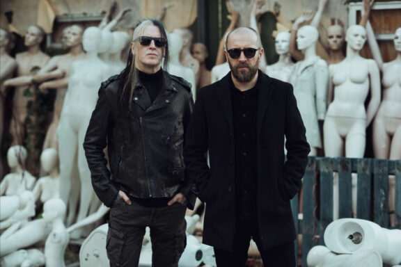 Host: Nick Holmes e Greg Mackintosh lanciano il nuovo progetto; i dettagli del debutto e primo video online