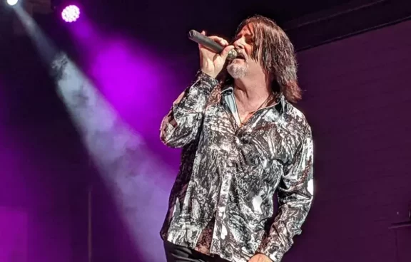 Boston: gli aggiornamenti sullo stato di salute del cantante Tommy DeCarlo