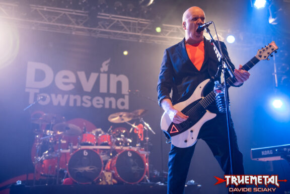 Devin Townsend: condiviso il nuovo singolo e video “Home At Night”