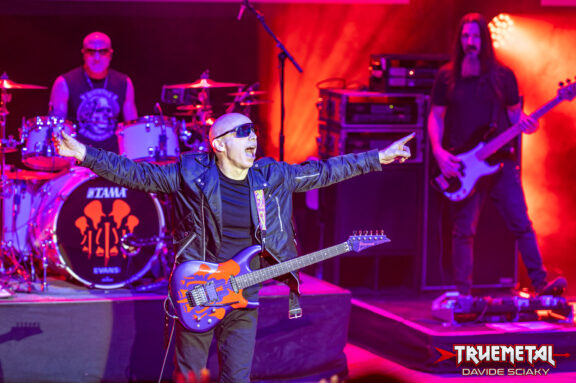 Joe Satriani: sul progetto con Alex Van Halen e David Lee Roth, “Chiamate Nuno Bettencourt, non sono io la persona giusta”