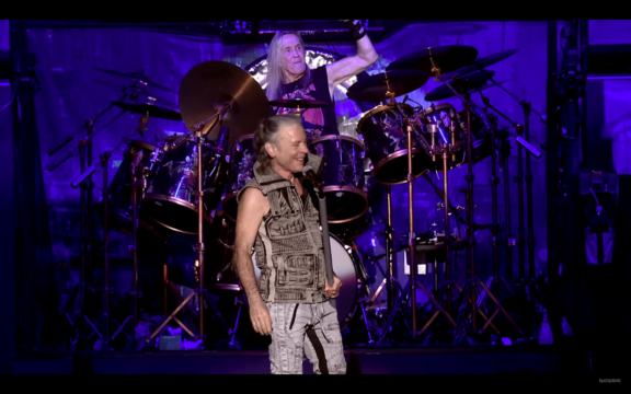Iron Maiden: Nicko McBrain festeggia il compleanno sul palco in Finlandia