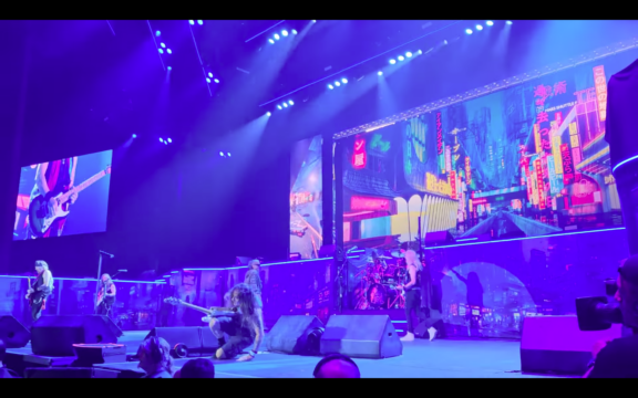 Iron Maiden: Steve Harris scivola sul palco durante l’esecuzione di ‘Stranger in a Strange Land’