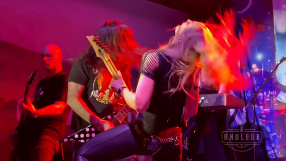 Nita Strauss: assieme a Phil Demmel per la cover di ‘Cowboys From Hell’ dei Pantera