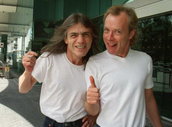 AC/DC: realizato un murale per i fratelli Young vicino alla loro casa d’infanzia