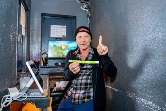 Bruce Dickinson: vende di persona i biglietti di un suo concerto. Guarda il video