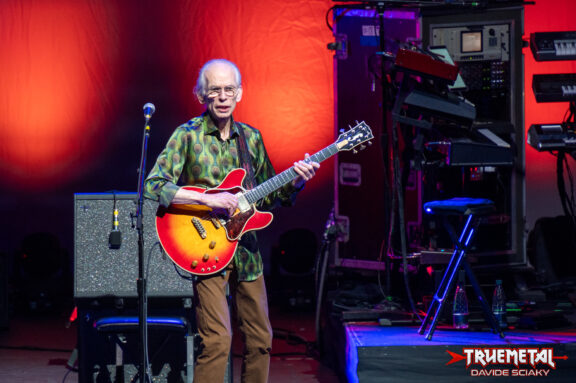Yes: posticipato il tour inglese per un intervento chirurgico che si è reso necessario a Steve Howe
