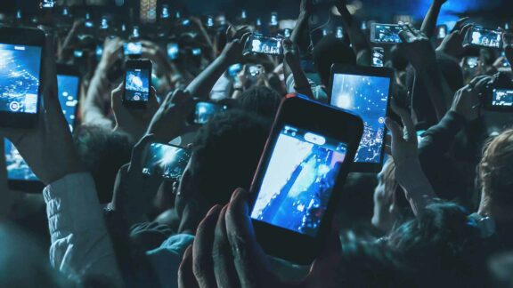 Smartphone ai concerti: per l’esperto si tratta di ipnosi collettiva