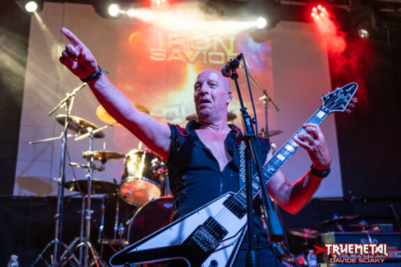 Iron Savior: Piet Sielck difende l’uso di AI, “Un artista come me non sopravviverebbe se dovessi pagare chi mi disegna le copertine”