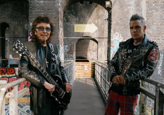 Black Sabbath: Tony Iommi ospite sulla nuova “Rocket” di Robbie Williams, guarda il video