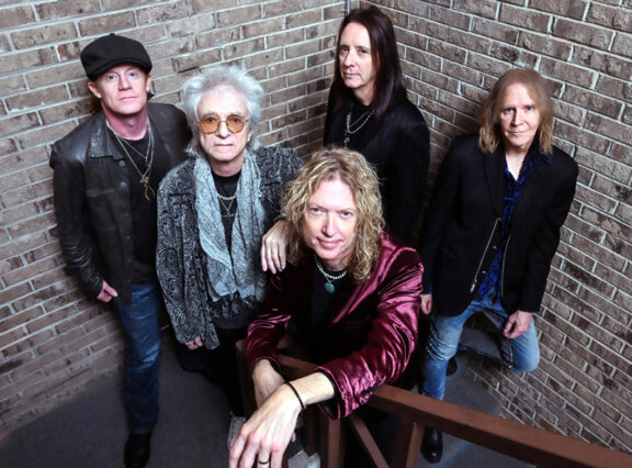 Aerosmith: pubblicato il singolo “Rain” della band di Tom Hamilton, i Close Enemies