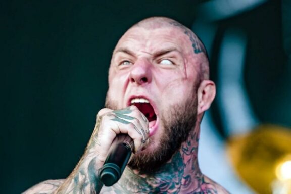 Slaughter To Prevail: il frontman risponde alle critiche per aver sventolato la bandiera russa sul palco a Washington