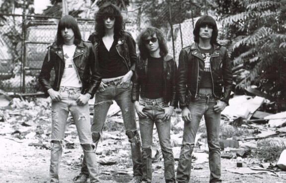 Ramones: il cofanetto con i primi quattro album della band in Dolby Atmos “1!2!3!4! The Ramones Atmos Collection”