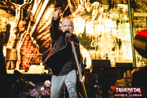 Iron Maiden: Bruce Dickinson parla del perché tenere in tasca i cellulari ai concerti, “È una richiesta, non un obbligo”