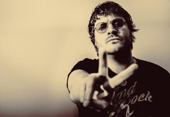 Robin Red: il lyric video di “Hammer of the Gods”