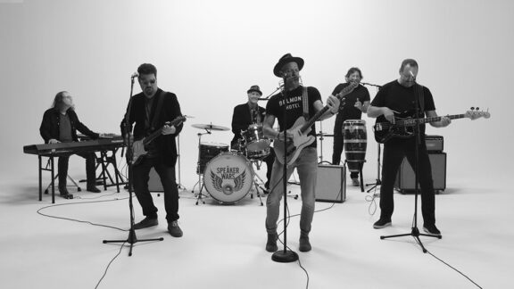 The Speaker Wars: l’allegria natalizia con il nuovo video “Brighten The Corner”