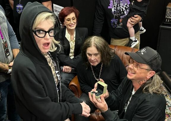 Slipknot: Sid Wilson fa la proposta a Kelly Osbourne nel backstage di ‘Back To The Beginning’