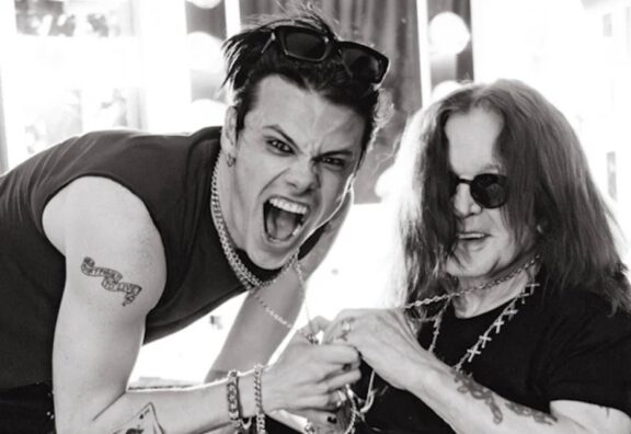 Ozzy Osbourne: guarda il video in cui riceve in regalo una croce personalizzata da Yungblud