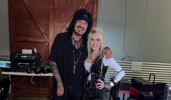 Mötley Crüe: il duetto con Dolly Parton in “Home Sweet Home” debutta al n°1 della Mediabase Classic Rock Songs