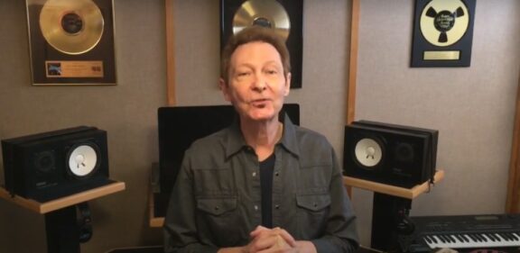 Autograph: annunciata la versione 2025 di “Turns Up The Radio” del frontman Steve Plunkett