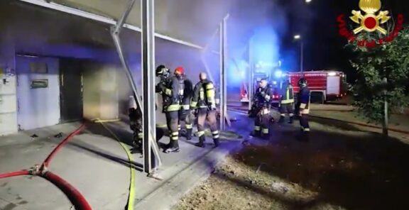 Viper Theater: un incendio fa crollare il tetto e causa danni ingenti allo storico locale di Firenze. Stagione a rischio